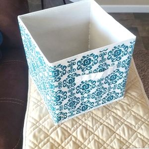 Collapsible storage cubes